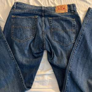 Jätte fina Lågmidjade raka jeans från märket Grant. Kontakta gärna mig vid frågor osv!💛