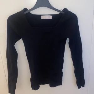 Tröja - Säljer min jättefina  och sköna ribbade tröja som inte kommer till användning längre!💕