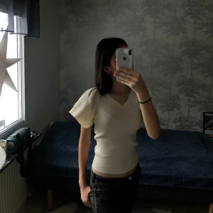 T-shirt med volanger i ärmarna - En jötte gullig t-shirt/blus från vero moda. Har fina volanger i ärmarna och är använd ett få antal gånger. Nyköpt 300kr. Priset kan diskuteras. 