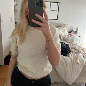 Stickad trekvarts ärm  - jätte skönt och snygg trekvartsärm tröja från lindex. Aldrig använd där av säljer jag den 💗💗