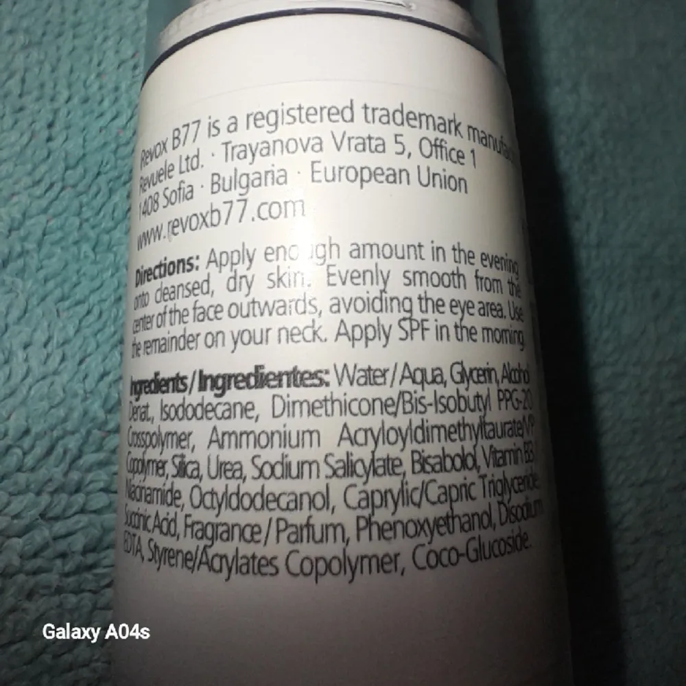 Revox - Help Acne Prone Skin Fluid, 30 ml. Endast testad. Nypris 75 kr. 🤍Aktiv formula för aknebenägen & oljig hud 🤍Återfuktar på djupet, balanserar talgproduktionen. 🤍Innehåller bl.a. succinsyra, kiseldioxid, bisabolol = bakteriehämmande, m.m.. Övrigt.