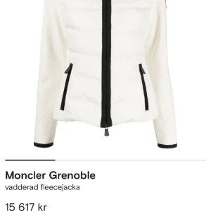 Moncler Jacka - Säljer denna jacka då jag inte använder den längre. Jackan är i strlk m men är mindre i storlek så den passar även nån med s. Har även kvitto på den. Pris kan disskuteras. Hör av dig vid intresse! :)