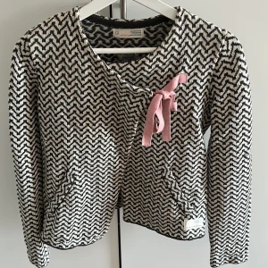 Odd Molly kofta - Säljer min odd Molly kofta som knappt är använd, väldigt fint skick  Storleken är ungefär som xs/s