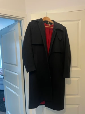 Whyred  - Ullkappa ”Kate”. Bra skick. Dock en aning nopprig, smuts på krage och hål i ena fickan. Därav priset. Dock inget som inte går att fixa. 
