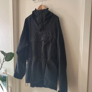 Everest anorak  - Svart Anorak från Everest i strl XXL. Uppfattas liten. Passar mig som bär large bra.  Använd i begagnat skick.