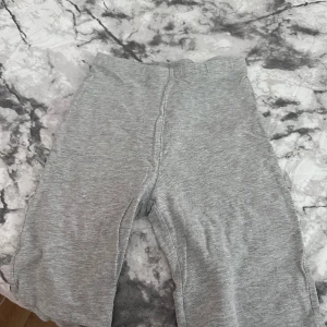 cykel byxor  - jättefina cykel byxor man kan ha de sen en annan lite over size tröja med, skulle vart jättesnyggt, säljer de pågrund av att jag har köpt två par andra 