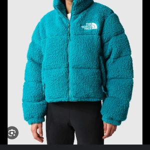 Teddy jacka north face  - Knappt använd, storlek S. Köpt förra året 