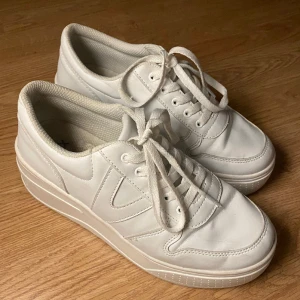 Sneakers  - Knappt använda skor med hög platå