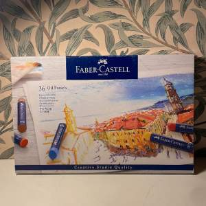 36 st oljepasteller från konstnärsmärket Faber Castell. Näst intill oanvända och därför en perfekt julklapp