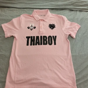 Thaiboy Digital piké  - Thaiboy Digital merch inför back 2 life albumet. Använd som mest 5 gånger. Därav bra skick
