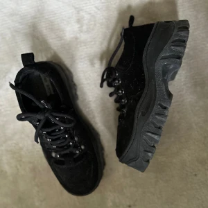 Bronx sneakers - Bronx svarta platå sneakers