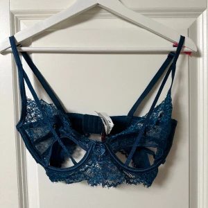 Hunkemöller bh - Hunkemöller BH, aldrig använd prislappen sitter kvar. Stl. 75F   Original pris: 379kr Fråga här om fler bilder