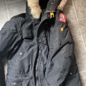Parajumper jacka  - Här har vi en jätte fräsh och fin parajumper jacka 9-10 skick  Självklart äkta kvitto medföljer givetvis 