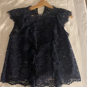 Topp - Populär topp från zara som är använd 1 gång, så i ny skick 