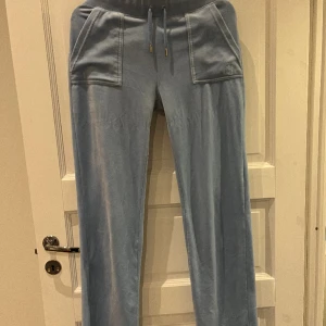 juicy byxor  - säljer mina ljusblåa juicy byxor som är i väldigt bra skick! 💘(pris kan diskuteras vid snabbt köp)