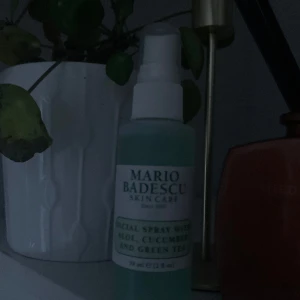 Mario Badescu spray - Ansiktsspray ifrån Mario Badescu💚Använd fåtal ggr, men finns mycket produkt kvar. Köpt ifrån Kronans apotek för 69kr, säljer för 58kr🩷