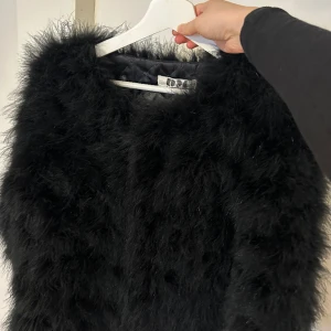 Pälsjacka  - Oanvänd pälsjacka från Dennis Maglic nypris 1300 kr säljer för 400 kr