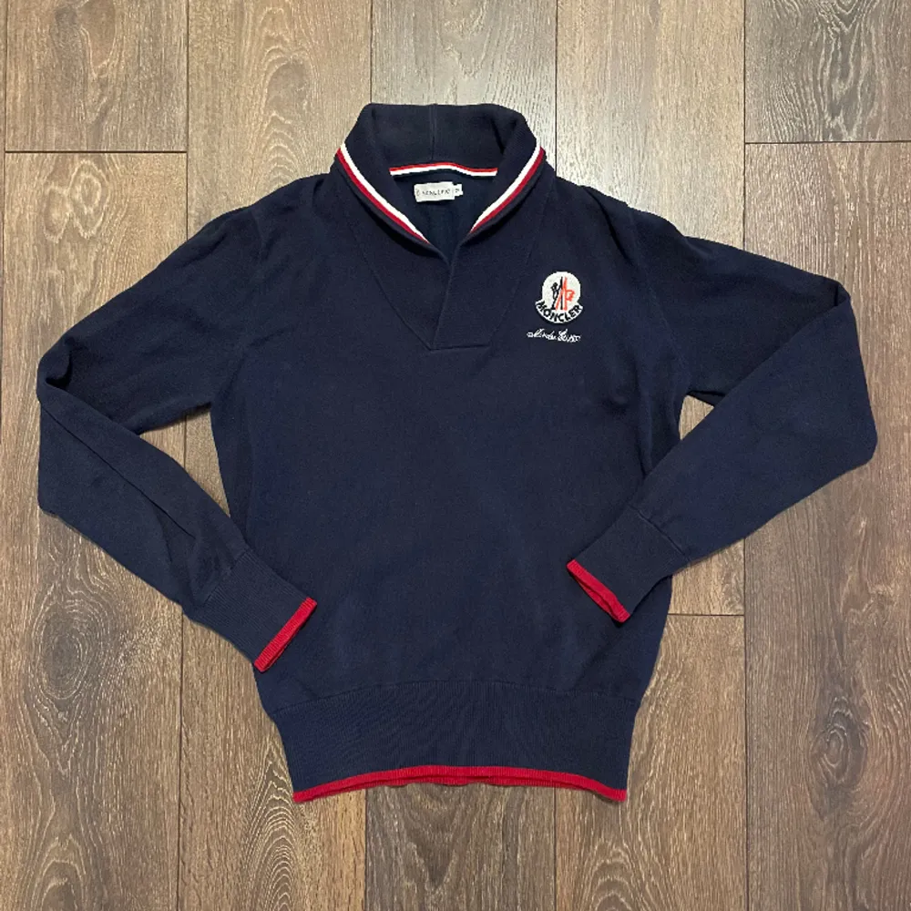 Moncler sweatshirt. Marine style. Marine blue with red and white stripes.   Size medium. But quite small in size.  Measurements: Length: 65 cm Shoulder width: 46 cm. Tröjor & Koftor.