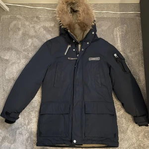 Lex ranger parka jacka  - Säljer denna jackan då den ej passar mig längre. Den är i bra skick och har inga defekter.