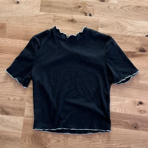 Svart topp - Svart topp från Zara som inte kommer till användning längre😇 Väl använd men i bra skick. Size small