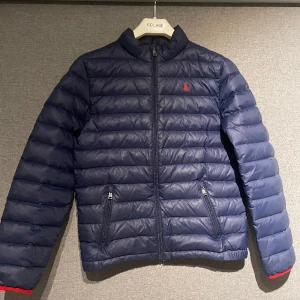 Ralph lauren jacka - • Ralph Lauren jacka • Storlek L / 14-16 år • Liten defekt i dragkedjan   • Kan gå ner i pris vid snabb affär