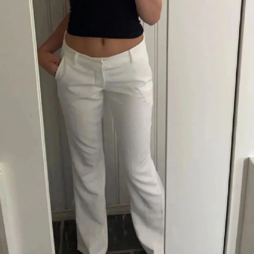 Säljer mina vita lågmidjade kostymbyxor med slits från bikbok. (Lånad bild). Jeans & Byxor.
