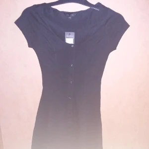 Ny klänning - Oanvänd veckad knälång klänning, storlek 36 (8)