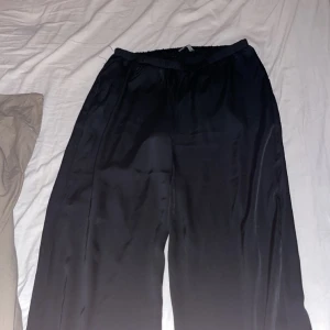 Silkes byxor  - Fina silkes byxorn från bikbok, går o använda till de mesta jätte sköna!