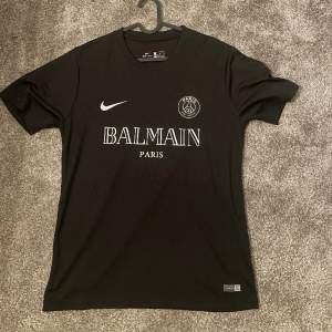 Balmain x PSG tröja som har använts 1 gång. Därav i väldigt bra skick!!