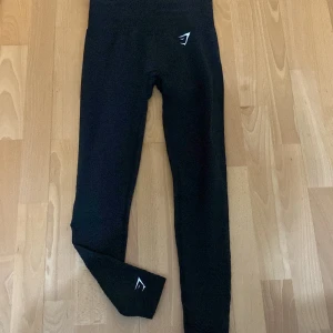 Gymshark leggings  - Svart leggings från gymshark. Med liten hål och linje på baksidan. 87cm lång Så bra för kort tjej ! 