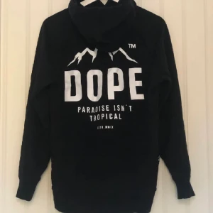 Dope hoodie - En svart dope hoodie fint skick, märket är bara lite utslitet bak annars fin💗