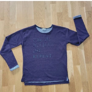 Tröja - Tröja med tryck från Cubus i fint skick, säljer då den inte kommer till användning. Färgen syns bäst på andra bilden. Det står storlek 158/164, men den passar mig som har S. Kan fraktas, men köparen står för frakten. 💕