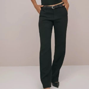 lågmidjade kostymbyxor från nelly - Har aldrig använts. helt nya köpta för 500kr, de e långa i benen och lågmidjade (små i storlek annars )