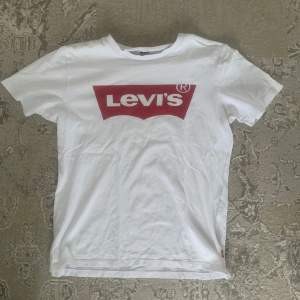 Tjena, säljer min vita Levis T-shirt. Den sitter väldigt bra och är i bra skick. Jag på bilden är ca 166,5. Andvänd bara några få gånger. Jag vill sälja den för att den är inte riktigt i min stil👍🏼.