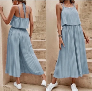 Oanvänt set linne byxa 36/38 - Helt oanvänt. Vacker set (linne och byxa) i ljus blå tunnt skirt tyg. Vacker fall.   Modellen är längd S, men passar även på en M 