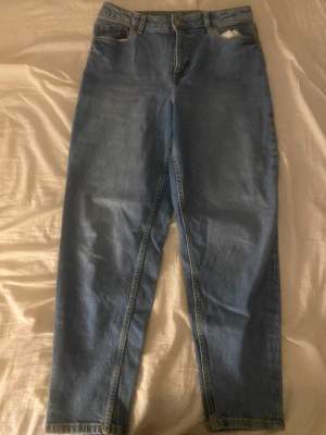 Jag säljer mina jeans som jag använt typ 3-4 gånger, annars har dem legat i min garderob ett bra tag och behöver komma till användning. Inge fel på dem. Pris kan diskuteras. Man får stå för frakt. 