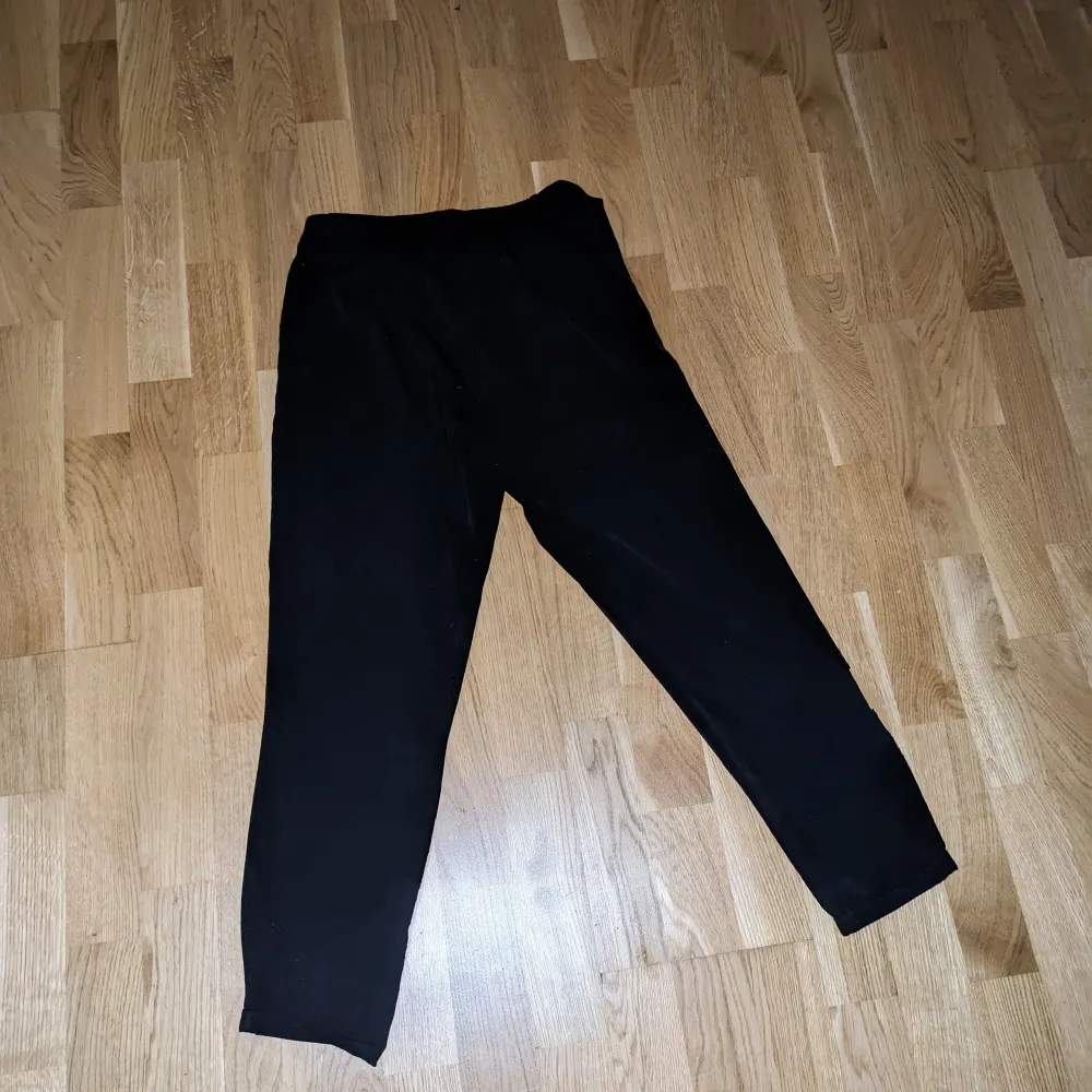 Svarta luftiga kostymbyxor från bikbok. Jeans & Byxor.