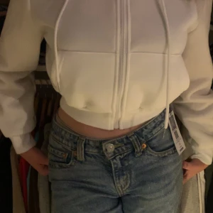 vit kofta  - aldrig använd, prislappen är kvar och köptes på pop up butiken för shien i Stockholm.