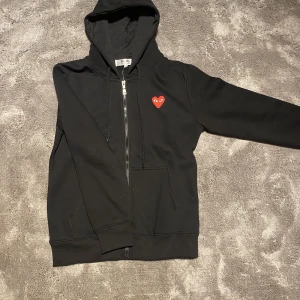 Cdg zip Hoddie  - Säljer nu denna zip Hoddie pga för liten. Oanvänd och i fint skick. 
