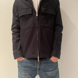 Svart overshirt  - En riktigt snygg overshirt som passar till många outfits! Den är i storlek S och i mycket bra skick. Anledningen till att jag säljer är för att den är för liten för mig, skriv gärna till mig om funderingar eller frågor!!