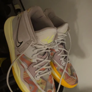 Kyrie 8 X KD (rare) - (Det finns box)  (kyrie 8) är rare och varit slutsålda överallt. Finns ej att få tag på någonstans längre. De är endast använda lite men finns inga skador på de osv, skriv privat för pris och mer info. 
