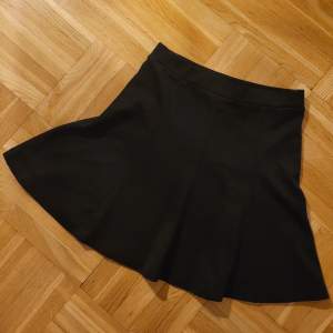 Klockad kort svart kjol H&M stl.34 Välvårdad, inga fel!