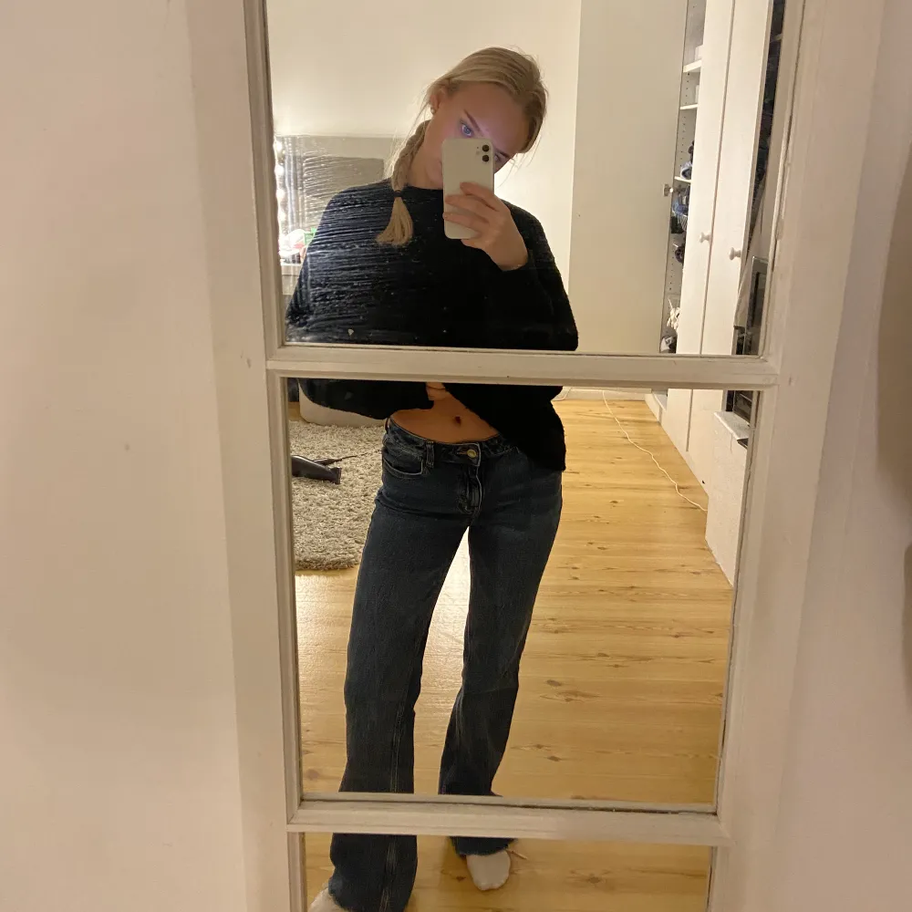 Blåa jeans från Zara med medelhög midja, modellen är bootcut/flare . Jeans & Byxor.