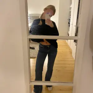 Blåa jeans från Zara med medelhög midja, modellen är bootcut/flare 