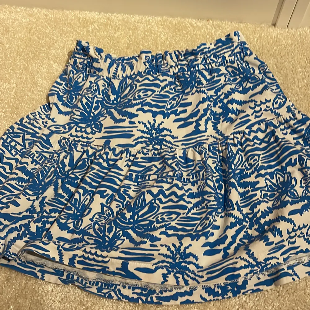 Säljer denna underbara blå/vita kjol från zara då den är förliten och inte kommer till så mycket användning😚köpte på zara i butik 2021, så finns förmodligen inte kvar längre😊pris diskuteras💕. Kjolar.