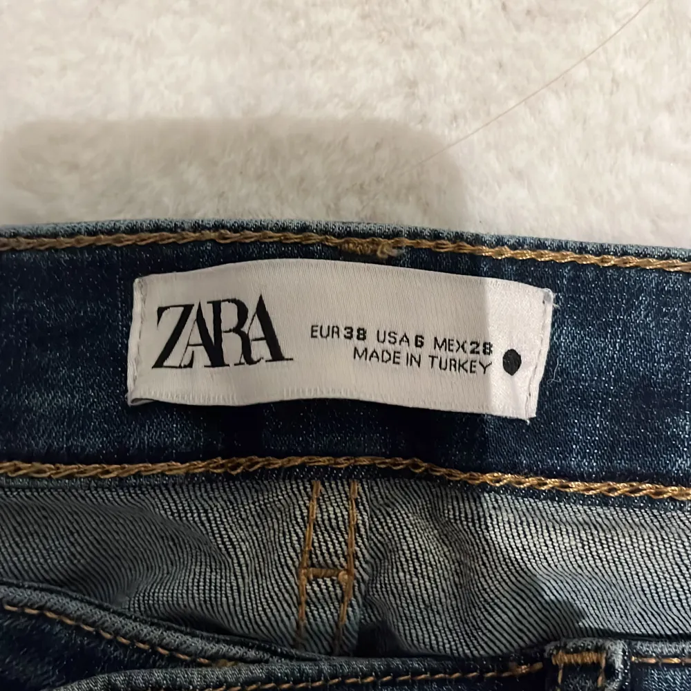  säljer dessa assnygga lågmidjade jeans från Zara som aldrig är använda💞 storlek 38 men passar som 36. Jeans & Byxor.