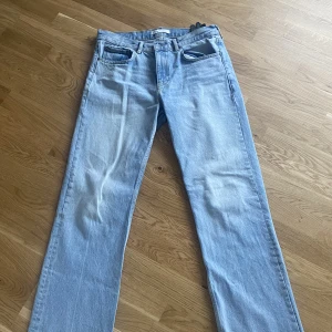 Zara Jeans  - Säljer pga för stora, använda fåtal gånger. Lite lagom Loose fit. Storlek 42, skick 8/10. 