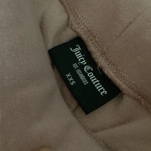 Juicy byxor - Säljer mina rosa juciy byxor för att jag int vill ha kvar dom, först i kvarn, säljer för billigt för vill bli av med dem