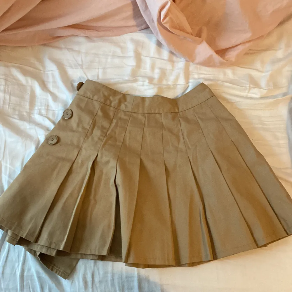 Plisserad kjol med justerbar bredd i storlek XS-M skulle jag säga men fråga om mått om du är intresserad 💕Extra knapp ingår. Kjolar.