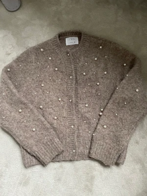 Stickad tröja - Säljer min supersnygga stickade tröja från Zara!🤩kan diskutera pris! Passar mig superbra som är 165cm lång!